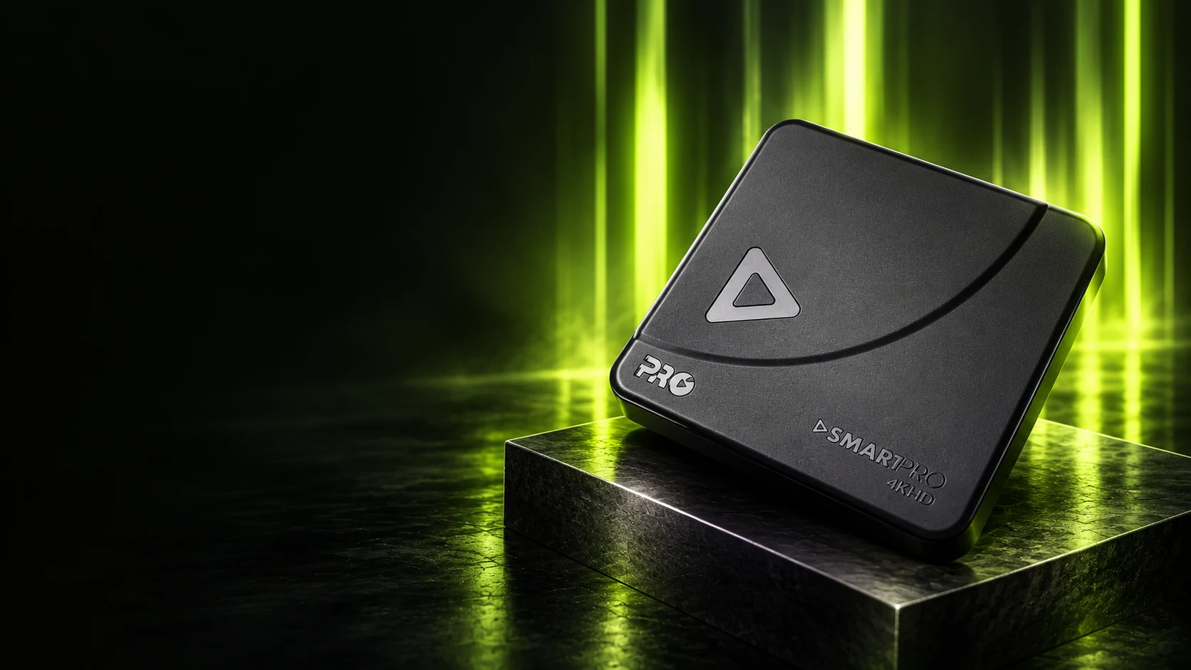 Mockup do box Proeletronic em pedestal escuro com iluminação verde VISTO